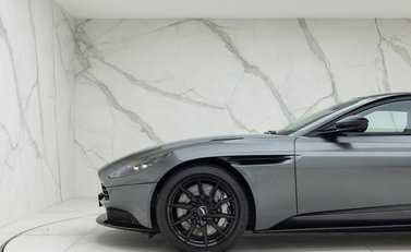 Aston Martin DB11 V8 Shadow Edition 22