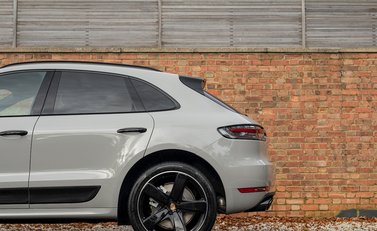 Porsche Macan Turbo 29