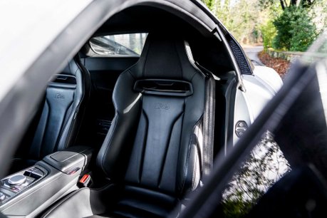 Audi R8 V10 PLUS QUATTRO. CARBON INT & EXT. SOUND & COMFORT PACK. SPORTS PLUS PACK. 9