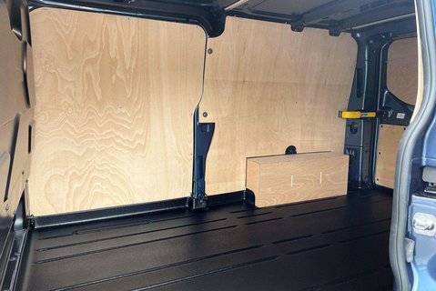 Ford Transit Custom 300 L2 170 ps Limited Panel Van - Power Invertor 9