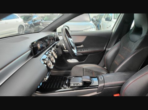 Mercedes-Benz A Class A 250 AMG LINE PREMIUM 32