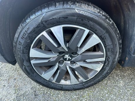 Peugeot 2008 PURETECH ALLURE 4