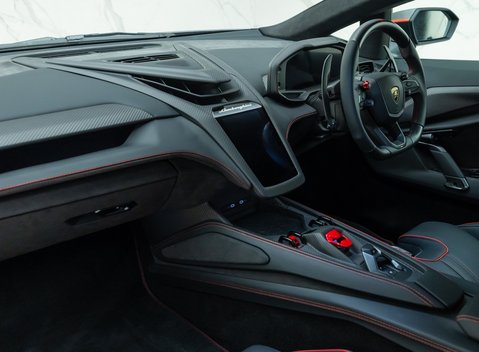 Lamborghini Revuelto 18