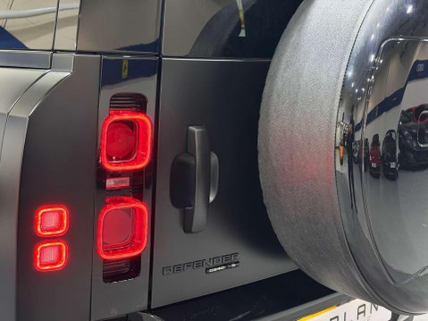 Land Rover Defender 2.0 SD4 S SUV 5dr Diesel Auto 4WD Euro 6 (s/s) (240 ps) 44