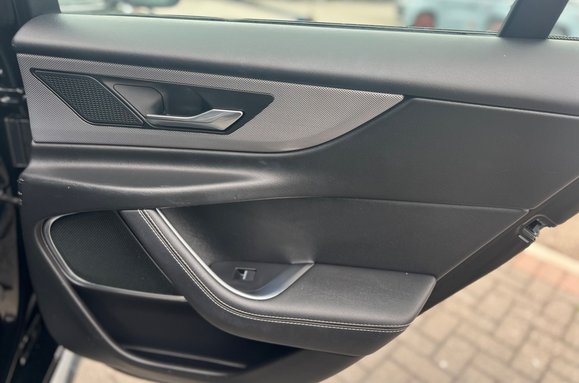 Jaguar XE R-DYNAMIC SE AUTO 25