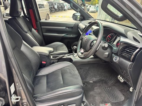 Toyota Hilux GR SPORT 4WD D-4D DCB 13