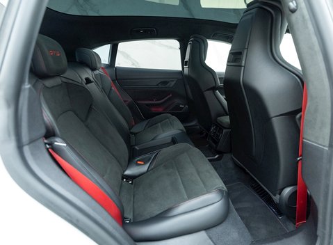Porsche Taycan GTS Sport Turismo 14