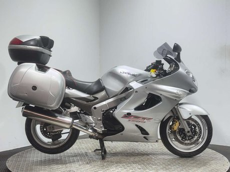 Kawasaki ZZR 2004 ONLY 29K FULL LUGGAGE NEW MOT SERVICED BIG CC TOURER