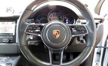 Porsche Macan Turbo 16