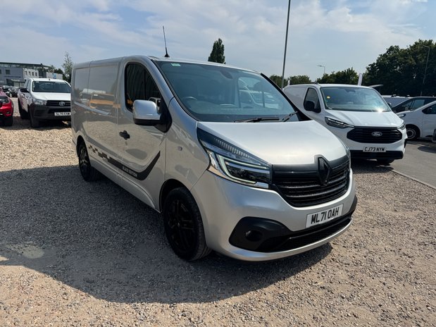 Renault Trafic SWB L1H1 [SOLD CR] Low Roof Black Edition SL28 Air Con Nav Sensors EURO 6 N 4