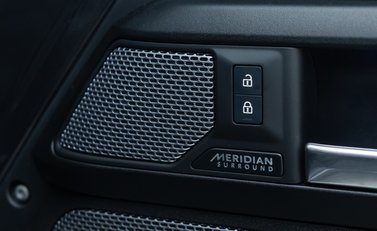 Land Rover Defender 90 V8 P525 URBAN 28