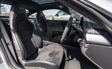 Porsche 911 Carrera GTS (991.2) 12