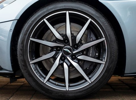 Aston Martin DB11 Volante 12