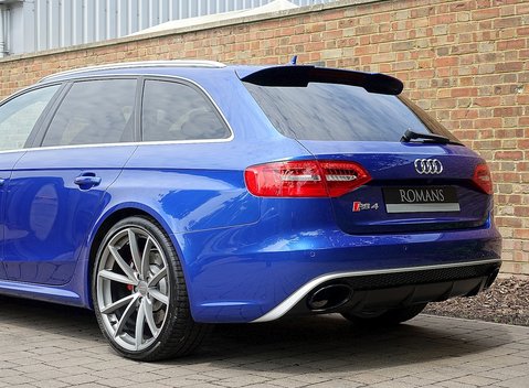 Audi RS4 Avant 8