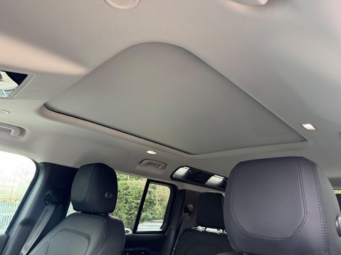 Land Rover Defender SE MHEV 39