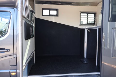 Renault Master 3.5 ton Coach Built Freddie Gover Horsebox with uprated suspension alloys  28