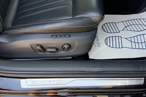 Skoda Superb SE TECHNOLOGY IV DSG - 11 SERVICES AT SKODA -HYBRID AUTOMATIC ESTATE 32
