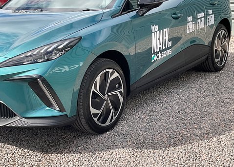 MG MG4 PREMIUM LONG RANGE 5