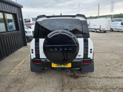 Land Rover Defender S MHEV 9