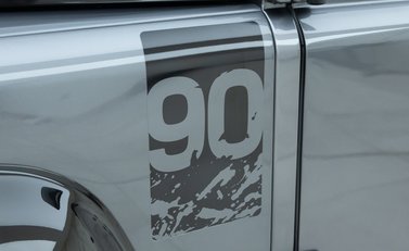 Land Rover Defender 90 Adventure 25