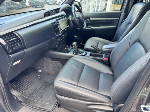 Toyota Hilux INVINCIBLE X 4WD D-4D DCB 16