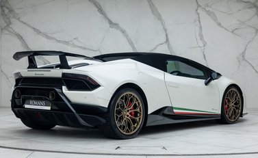 Lamborghini Huracan Spyder LP640-4 Performante 6