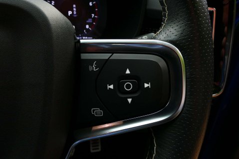 Volvo XC40 2.0 XC40 R-Design Pro B4 MHEV AWD Auto 4WD 5dr 36