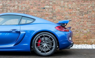 Porsche Cayman GT4 21
