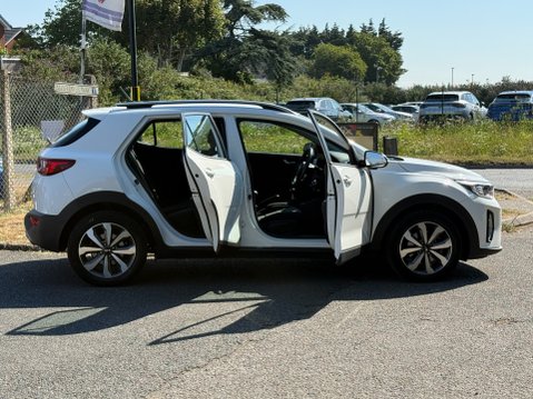Kia Stonic 2 **10,841 MILES** 3
