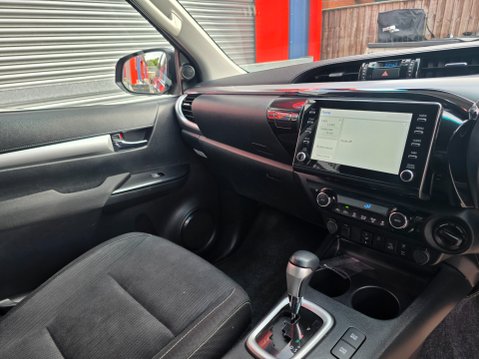 Toyota Hilux INVINCIBLE 4WD D-4D DCB 12