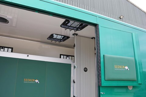 Brand new Pre registered 4.5 TON Seeker Horsebox delivery miles with aluminium stallion partitions  31