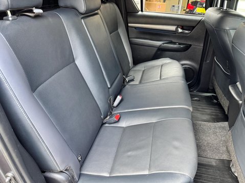 Toyota Hilux INVINCIBLE X 4WD D-4D DCB 40