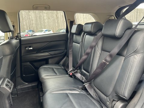 Mitsubishi Outlander 2.0 MIVEC Exceed SUV 5dr Petrol CVT 4WD Euro 6 (s/s) (150 ps) 19