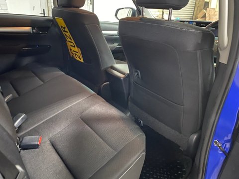 Toyota Hilux INVINCIBLE 4WD D-4D DCB 21