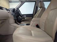 Land Rover Discovery 3.0 Discovery SE Tech SDV6 Auto 4WD 5dr 37