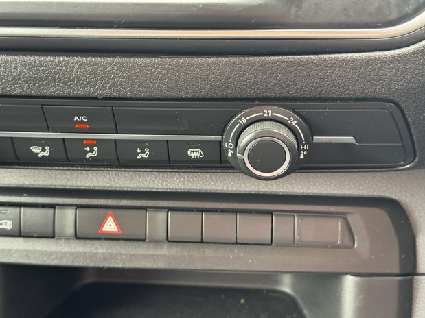 Vauxhall Vivaro SWB L1H1 [SOLD CM] Low Roof 3100 Air Con Sensors EURO 6 NO V 32