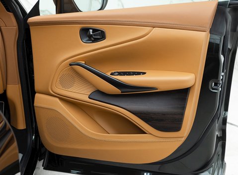 Aston Martin DBX 21