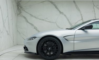 Aston Martin V8 Vantage 30