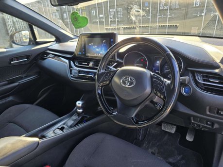 Toyota C-HR 1.8 VVT-h Icon SUV 5dr Petrol Hybrid CVT Euro 6 (s/s) (122 ps) 17