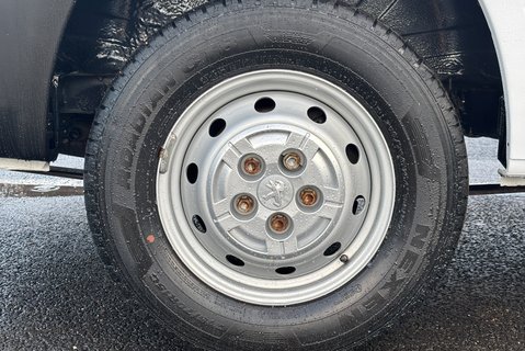 Peugeot Boxer 333 L1 H1 120 ps BlueHdi Professional - Sat Nav & Air Con 29