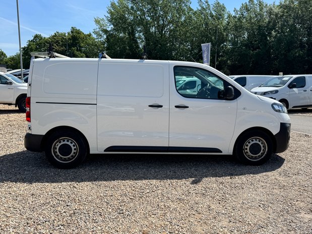 Vauxhall Vivaro SWB L1H1 [SOLD MM] Low Roof F2700 Dynamic Air Con Sensors EURO 6 5