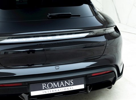 Porsche Taycan Turbo S Cross Turismo 28