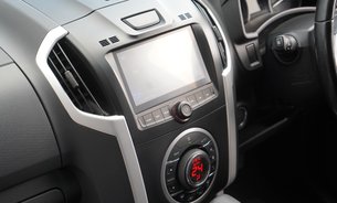 Isuzu D-Max AT35 Just Serviced New Pads and Discs Tow Hitch Tonneau Cover Rev Camera  21