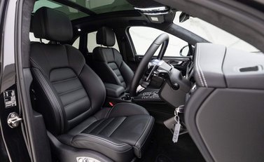 Porsche Macan TURBO PDK 6