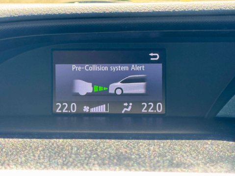 Toyota Noah Hybrid 1.8 21