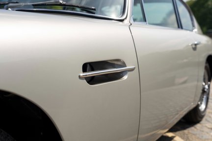 Aston Martin DB6 14