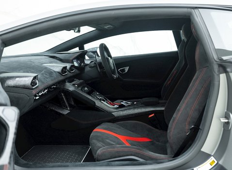 Lamborghini Huracan LP640-4 Performante 12