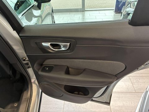Volvo XC60 2.0 B5 MHEV Plus Black Edition Auto AWD Euro 6 (s/s) 5dr 15