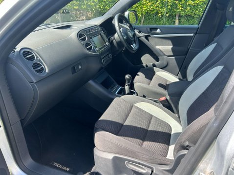 Volkswagen Tiguan 2.0 TDI BlueMotion Tech R-Line 4WD Euro 5 (s/s) 5dr (Nav) 35