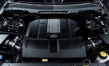 Land Rover Defender 90 V8 Bond Edition 28